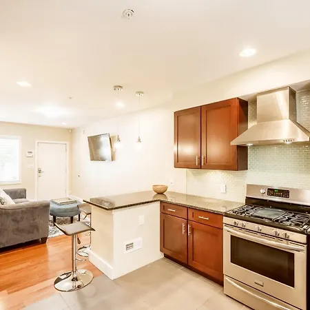Stylish 4 Bedroom Townhome With Jacuzzi-3