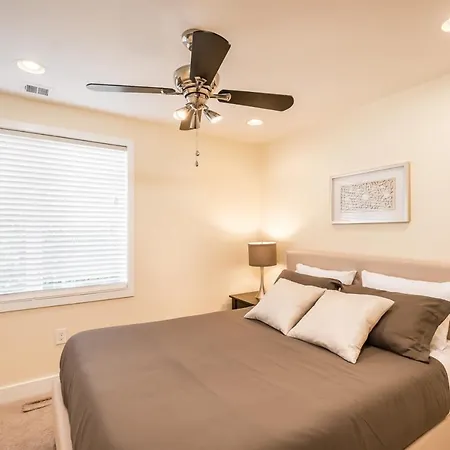 Stylish 4 Bedroom Townhome With Jacuzzi-2