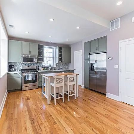 Fire Pit -Roof Deck- Parking -Penn-Chop-Sleeps 7-2